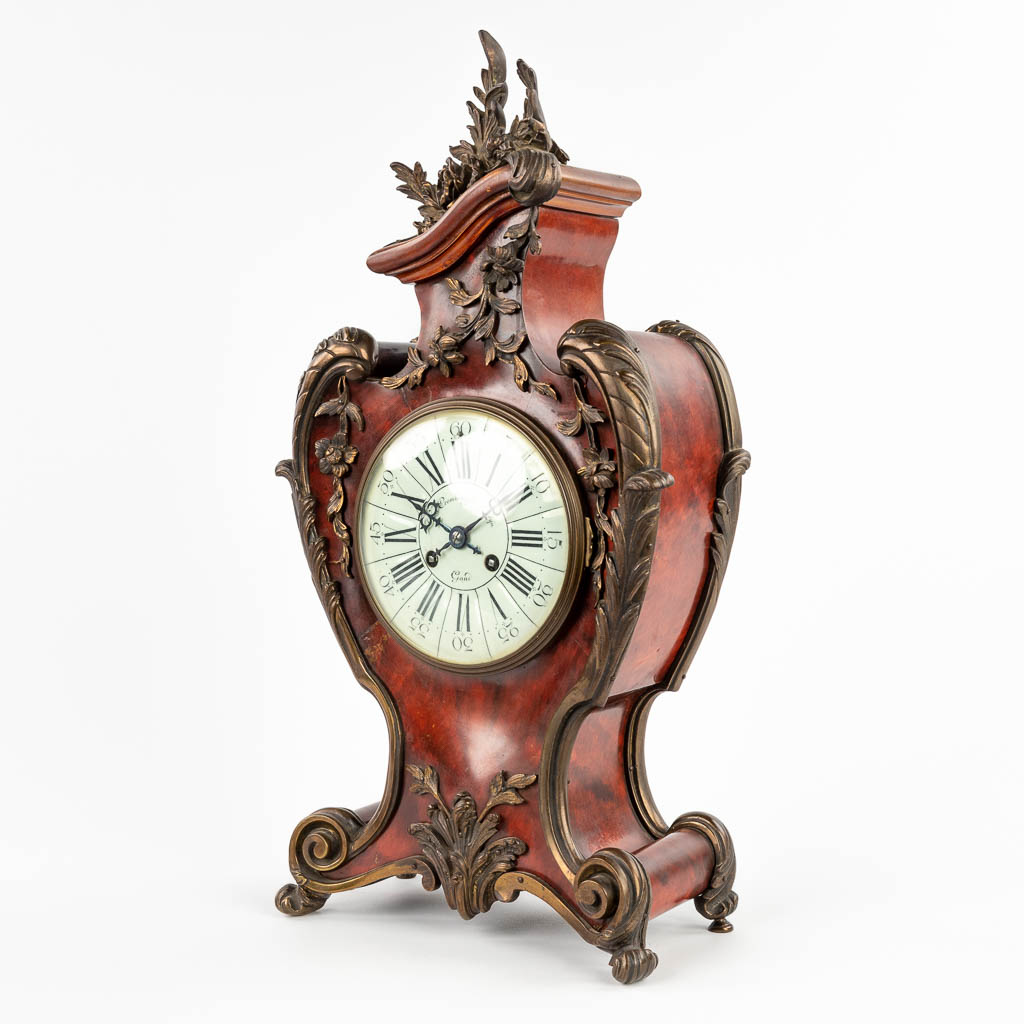 A mantle clock, tortoiseshell finished with gilt bronze in Louis XV style. 19th C. (D:14 x W:28 x H:53 cm)
