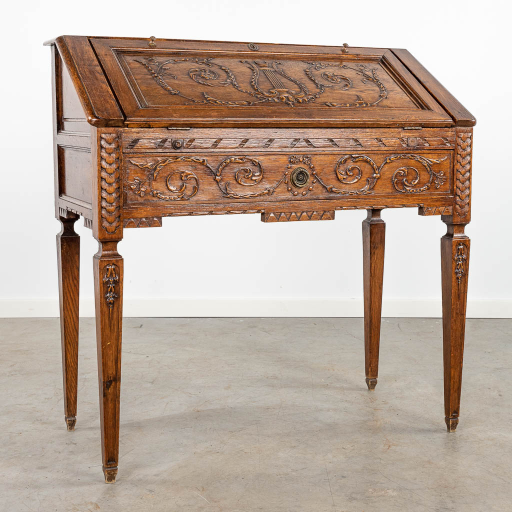 Een secretaire gemaakt uit gesculpteerd hout, in Lodewijk XVI stijl uit eik. (H:92cm)