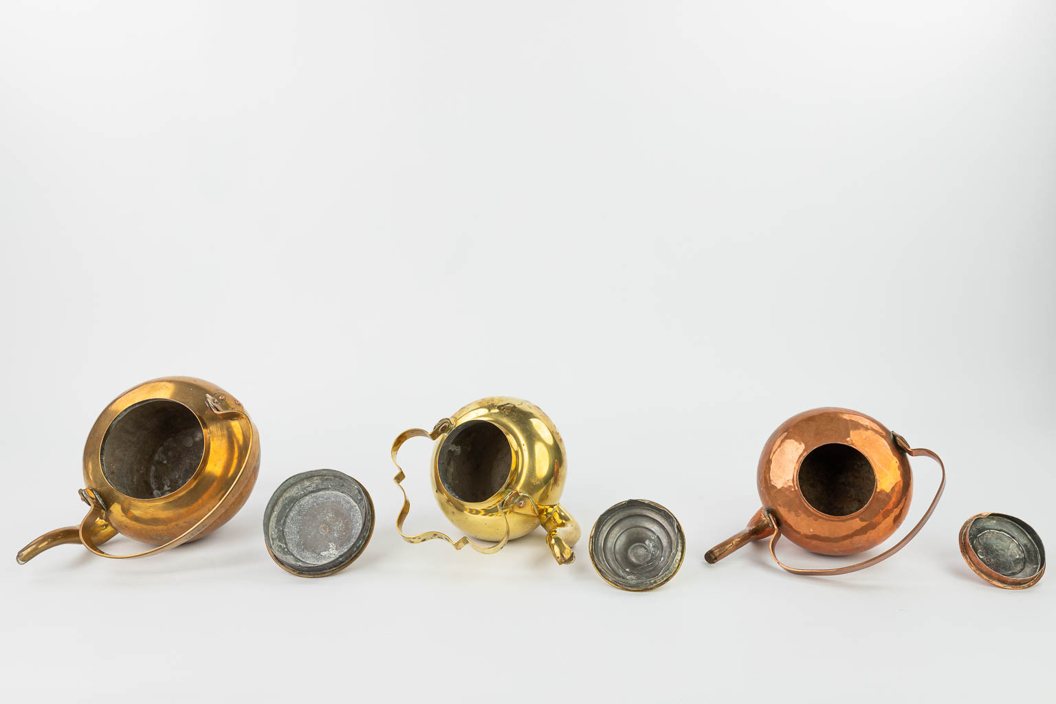 A collection of 5 'appelmoren' tea pots, made of copper. (H:34cm)
