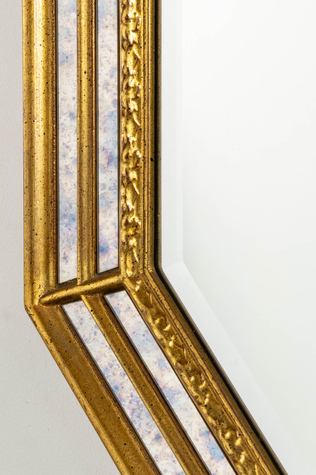 Deknudt, twee spiegels. Verguld hout. (W:79 x H:125 cm)