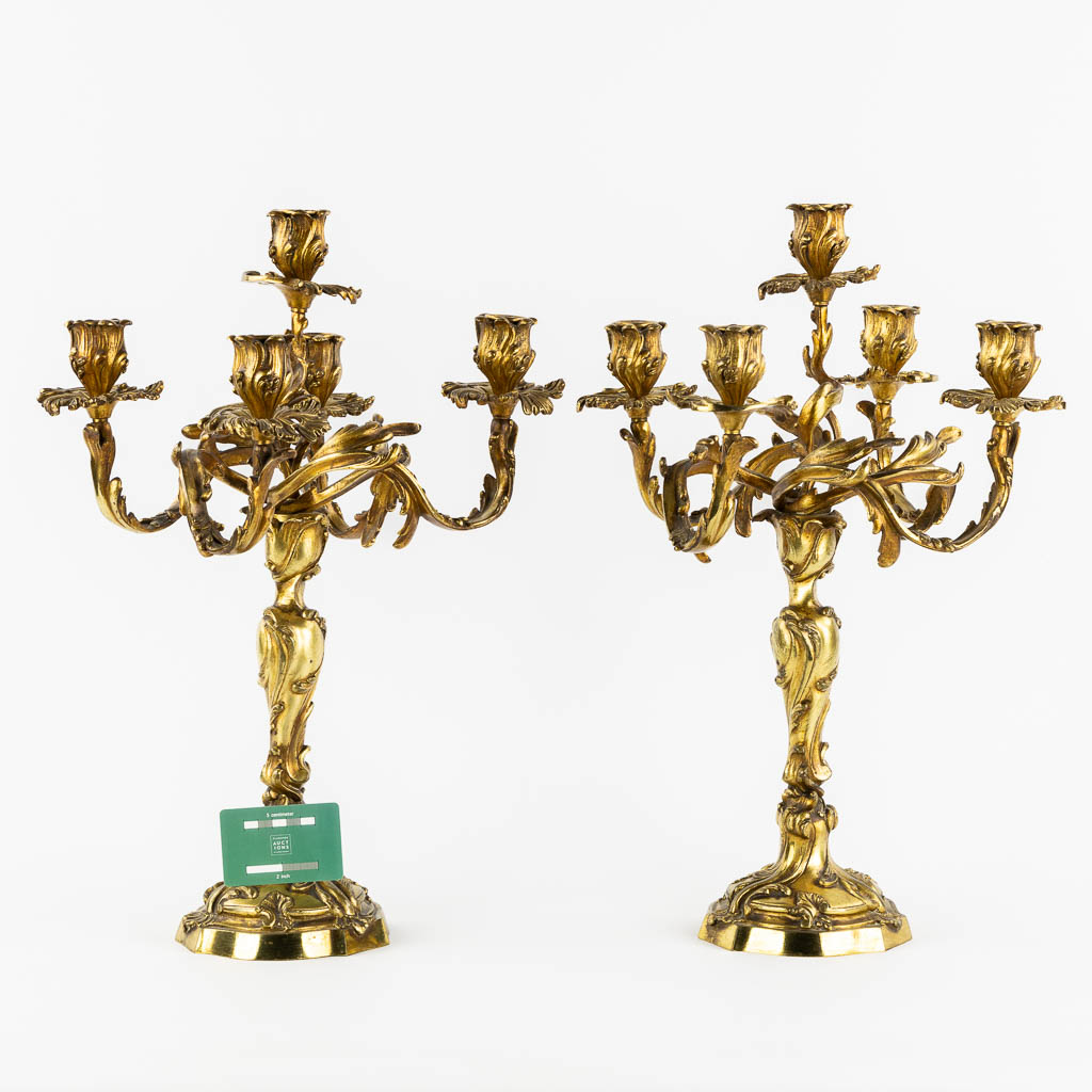 Een paar tafelkandelaars, verguld brons in Lodewijk XV stijl. Circa 1900. (H:52 x D:37 cm)