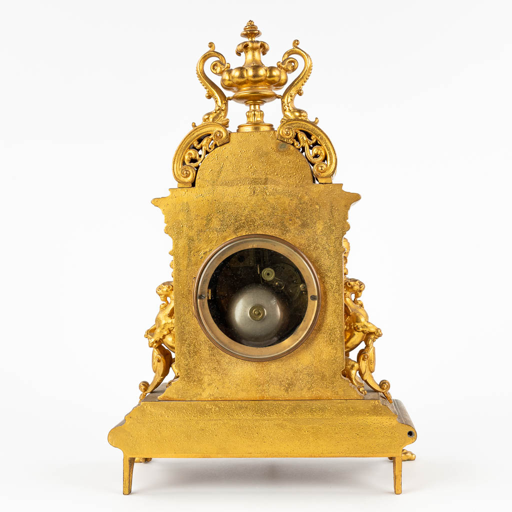 A mantle clock, Neoclassical style, gilt spelter. 19th C. (D:13 x W:27 x H:40 cm)