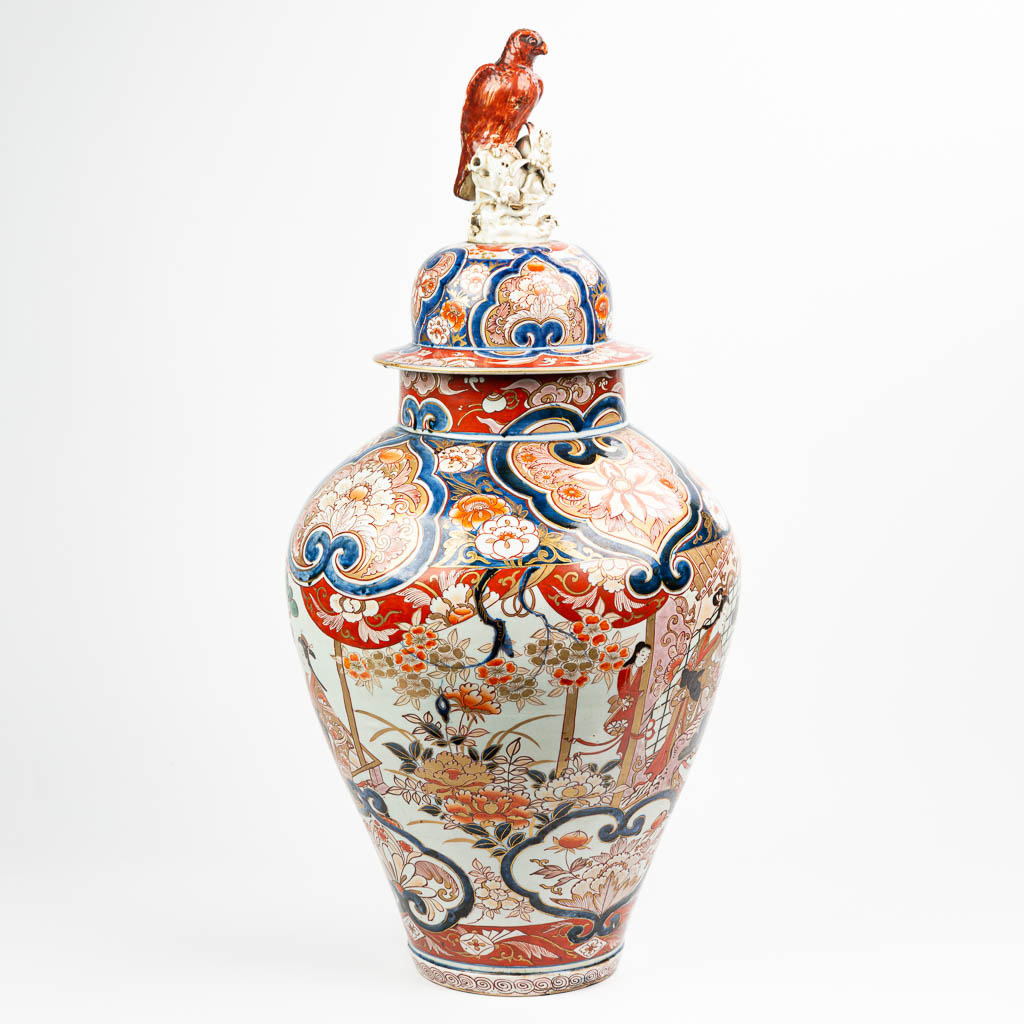 A large vase with lid made of Japanese porcelain in Imari