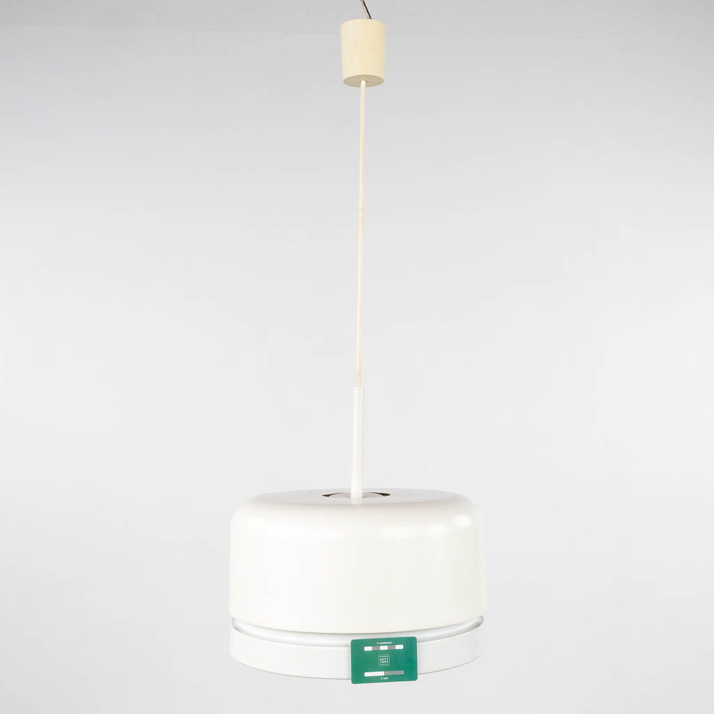 Een mid-century plafondlamp, gelakt metaal. (H:23 x D:36 cm)