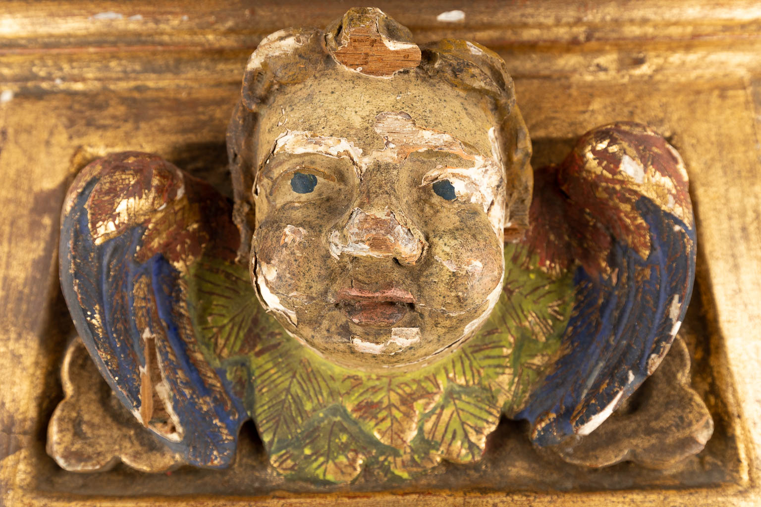 Een houtgesculpteerde muurconsole met afbeelding van een engel. Waarschijnlijk Zuid-Europa. 19de eeuw. (D:13 x W:38,5 x H:21 cm