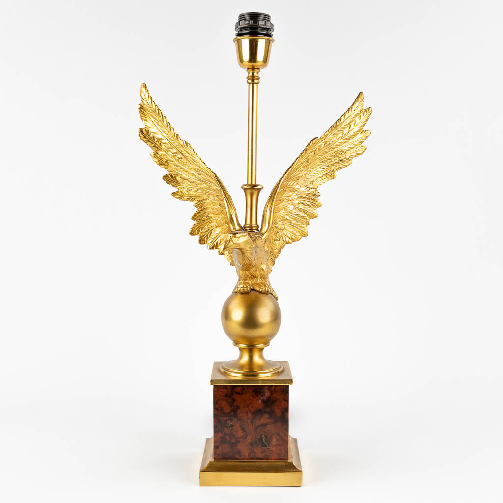 Een tafellamp met een arend, verguld brons, Hollywood Regency stijl. 20ste eeuw. (D:13 x W:30 x H:57 cm)