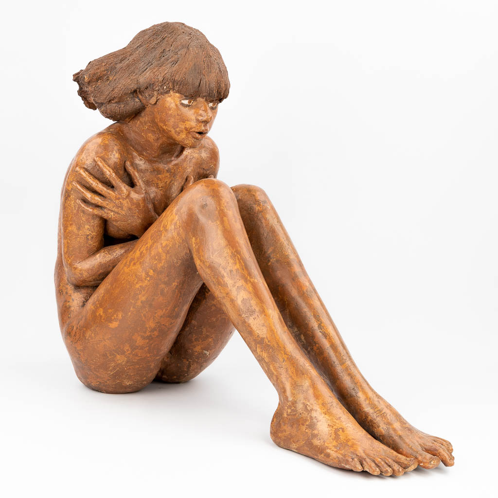 Jan DUMORTIER (XX-XXI) 'Zittende dame' een beeld gemaakt uit terracotta. Circa 1980. (D:83 x W:30 x H:69 cm)