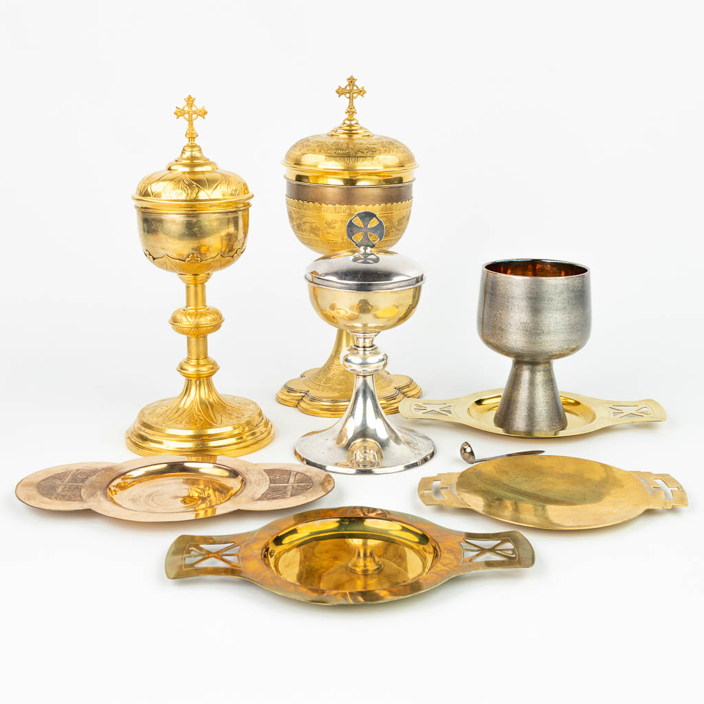 A collection of 3 ciboria, a chalice and 4 patens/trays. (H:32cm)
