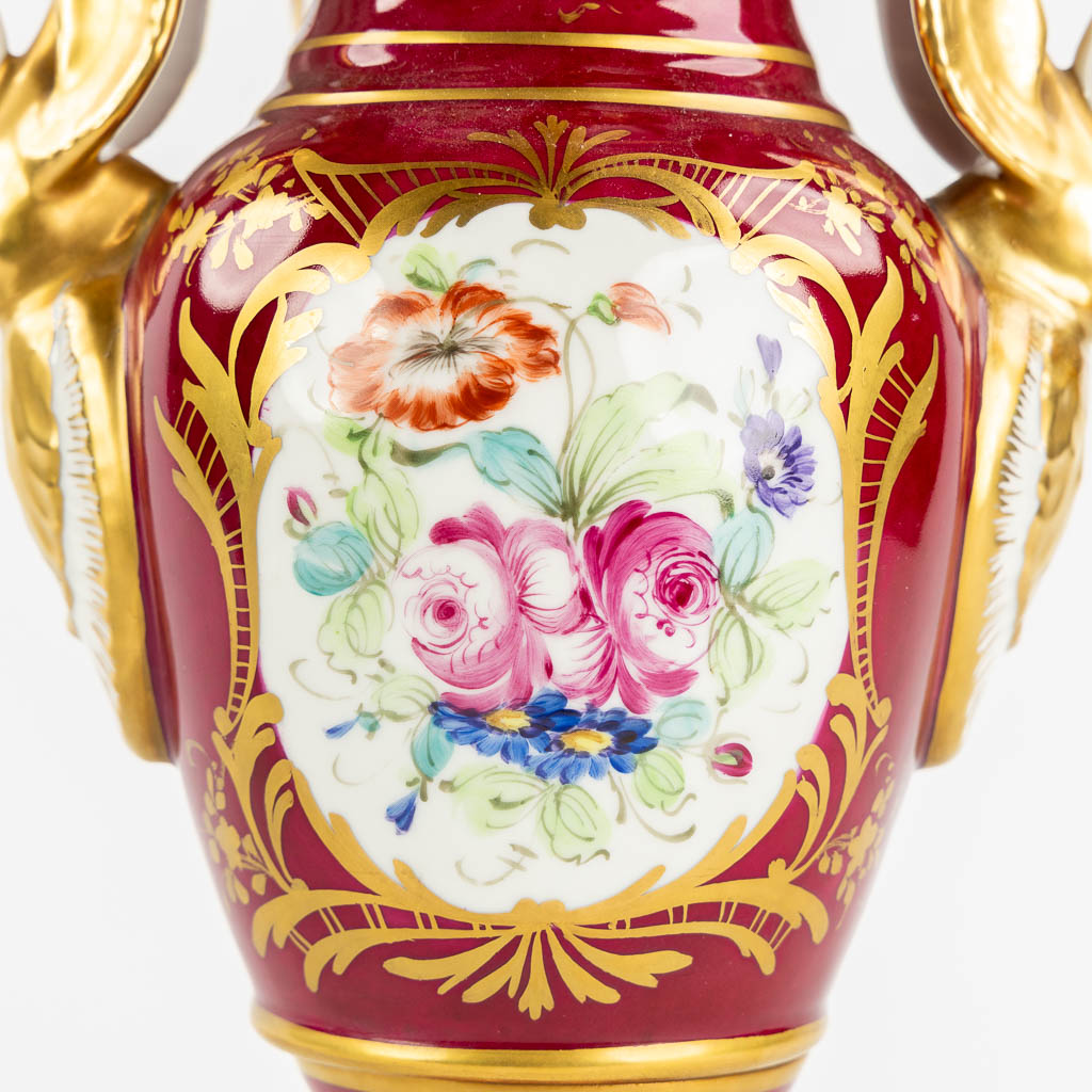 Limoges en Sèvres merken, een lampenvoet en tazza met handgeschilderd bloemendecor. (H:40 cm)