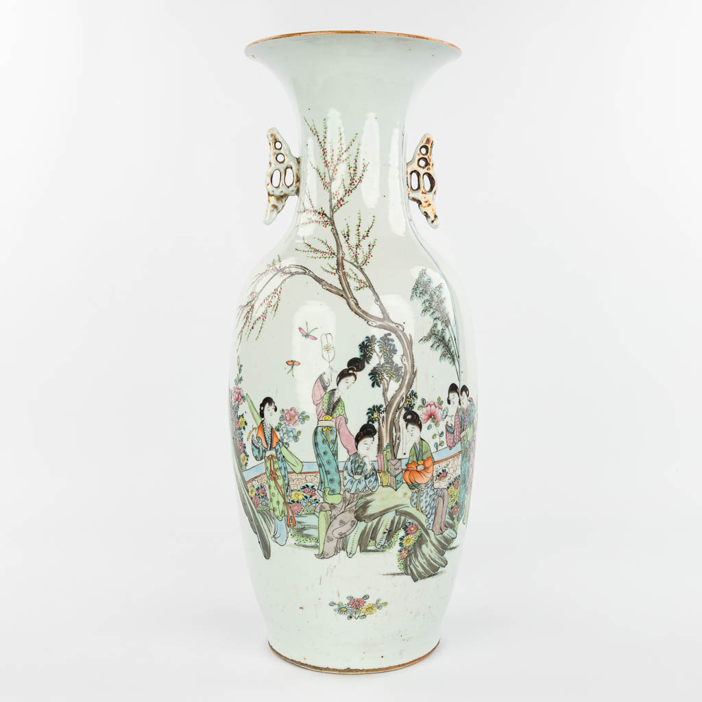 Lot 045 A Chinese vase made of porcelain and decorated with ladies in a garden. (H:57cm)