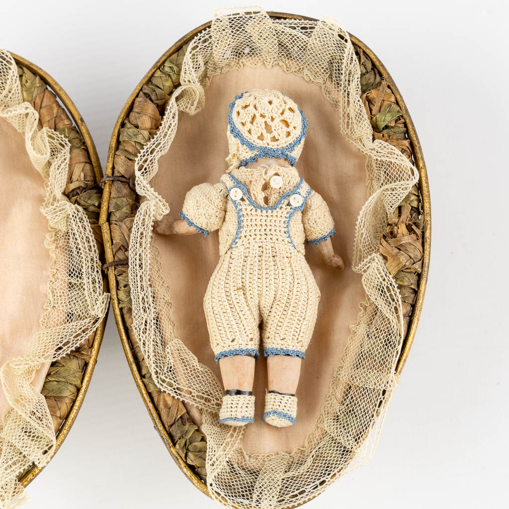 Three antique dolls, stored in a woven basket. (L:11,5 x W:17 x H:7 cm)