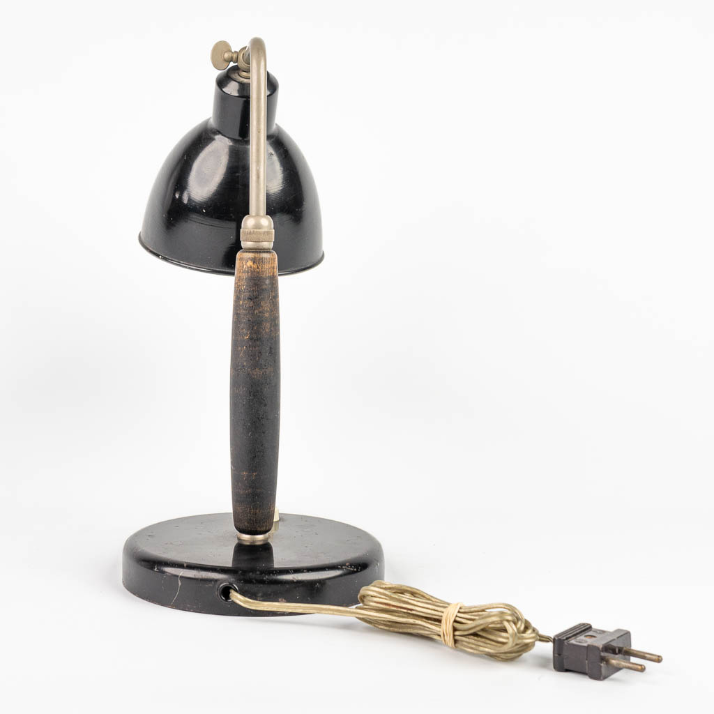 Een tafellamp gemaakt uit hout en metaal, periode 1930-1940. (H:33cm)