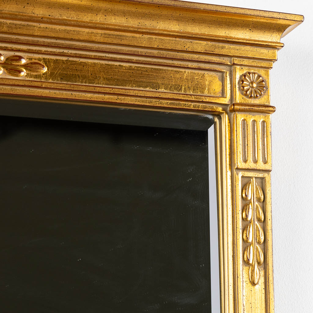 Deknudt, een spiegel. Verguld hout in Empire stijl. (W:74 x H:102 cm)