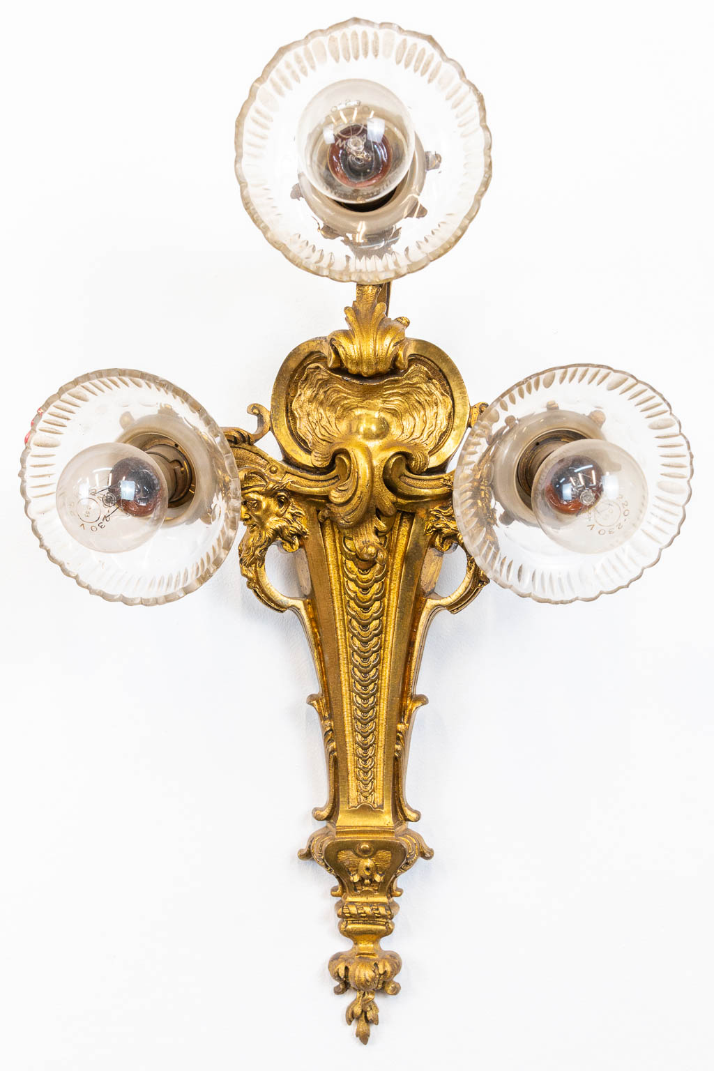 Een paar wandlichten in Lodewijk XVI stijl gemaakt uit verguld brons. Periode 1900. (H:43cm)