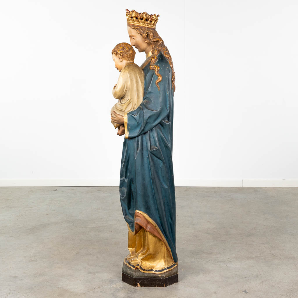Een antieke houtsculptuur van Madonna met kind, originele polychromie. (L: 33 x W: 43 x H: 138 cm)