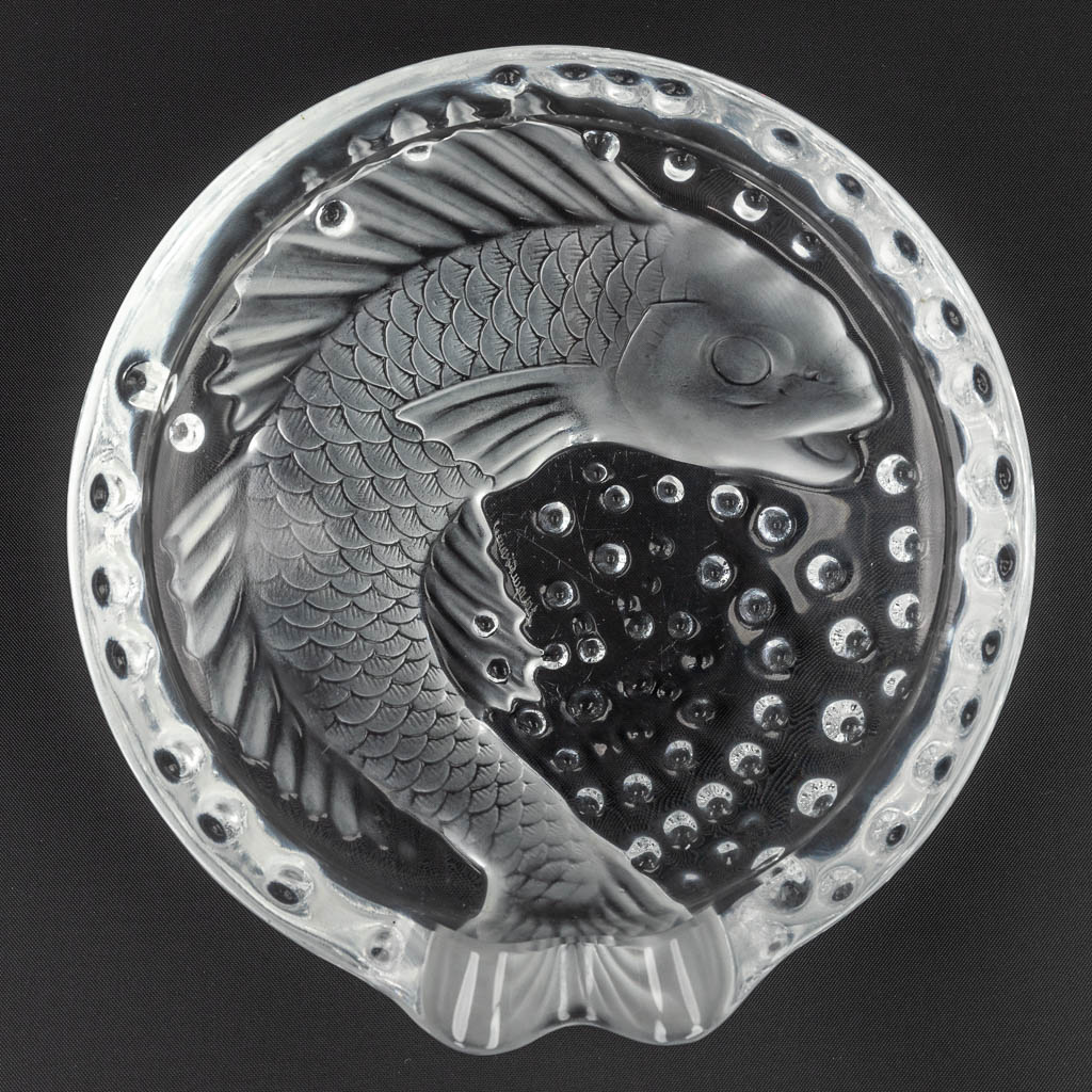 Lalique France, een schaal gemaakt uit glas met decor van een vis.  (W:15,8 x H:4,5 cm)