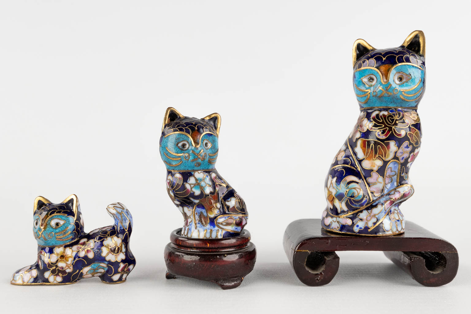 A large collection of 25 items and figurines, cloisonné bronze. 20th C. (H:23 cm)