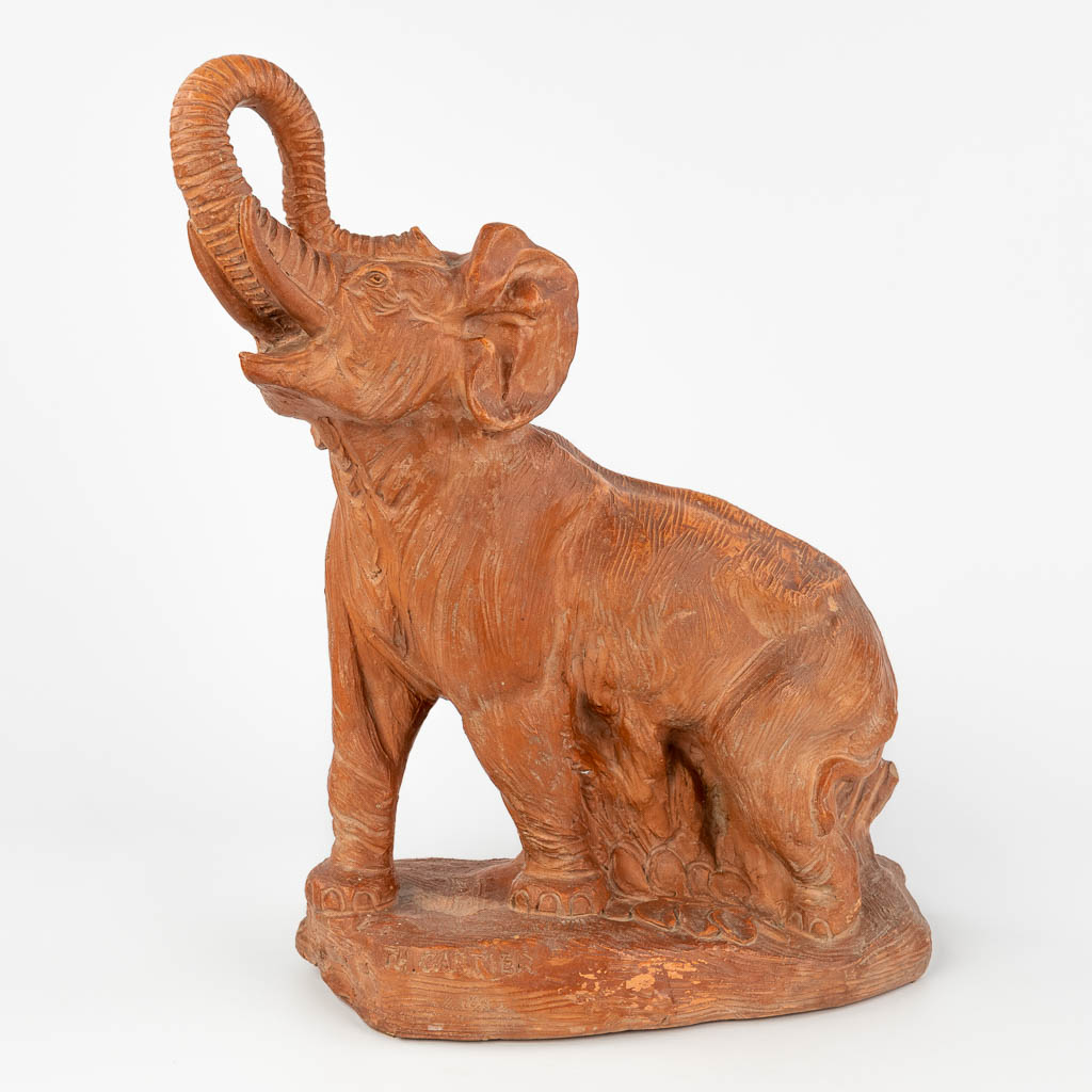 Thomas CARTIER (1879-1943) 'Elephant' een terracotta figuur van een olifant (L:17 x W:34 x H:44 cm)