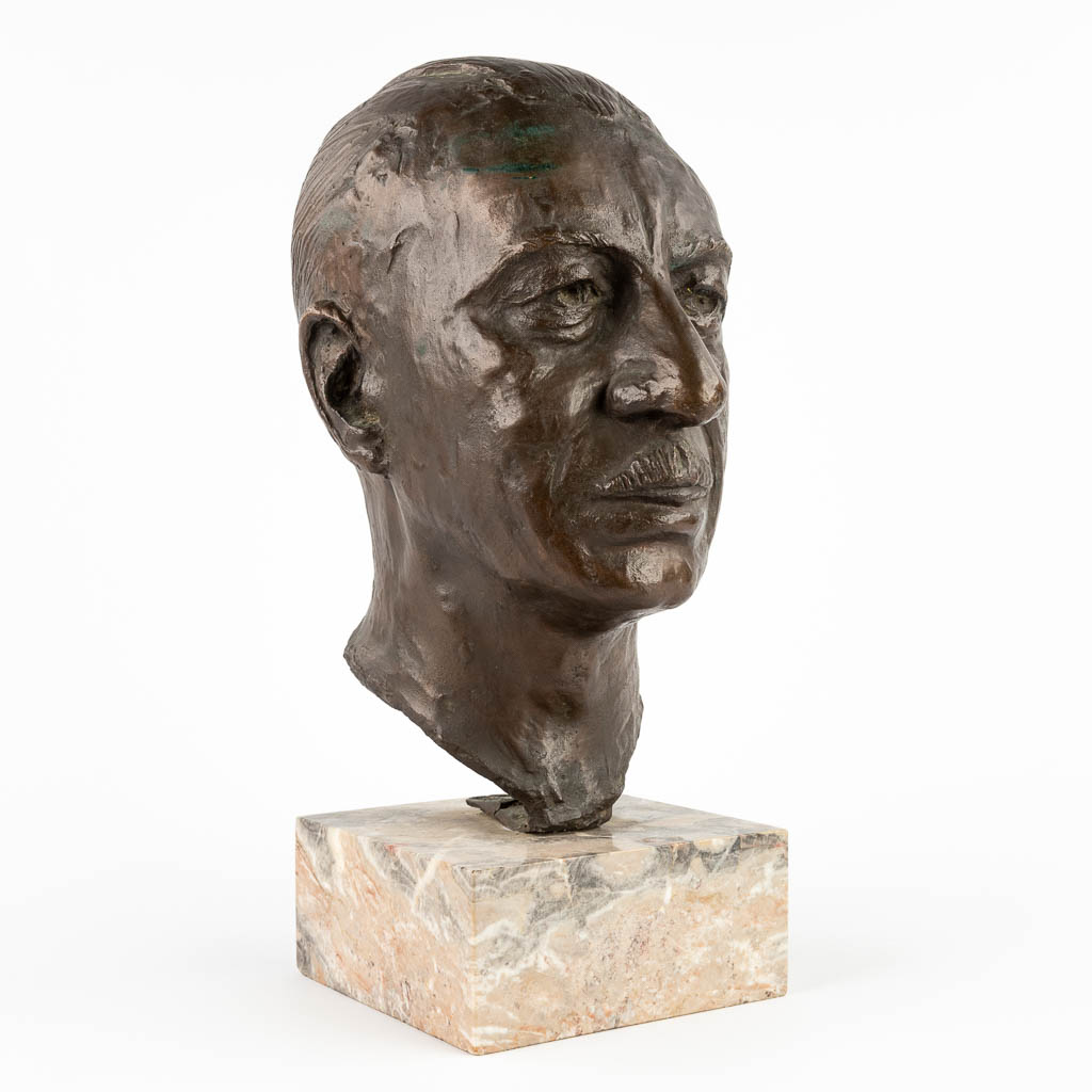 Louis GEORLETTE (XX) 'Buste van een man' gepatineerd brons op een marmer sokkel. (D:23 x W:16 x H:40 cm)