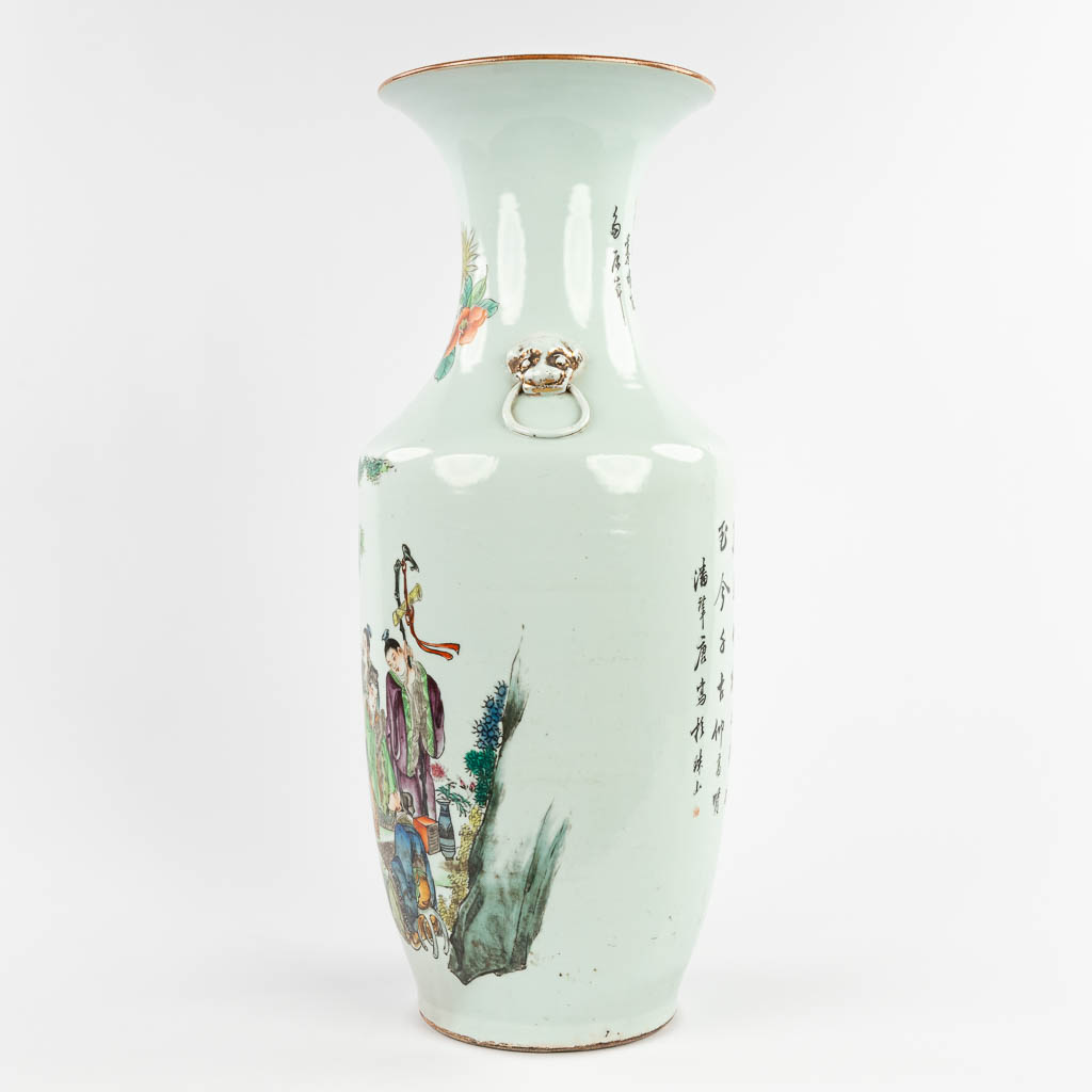 Een Chinese vaas, decor van wijzen in de tuin. 19de/20ste eeuw. (H:58 x D:23 cm)
