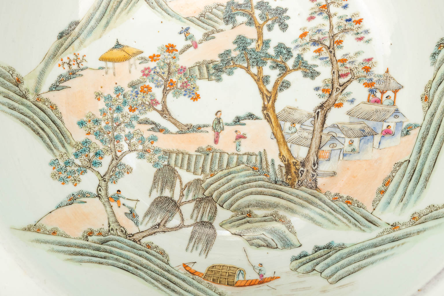 Een Chinese schaal gemaakt uit porslein en versierd met landschappen. (H:11cm)