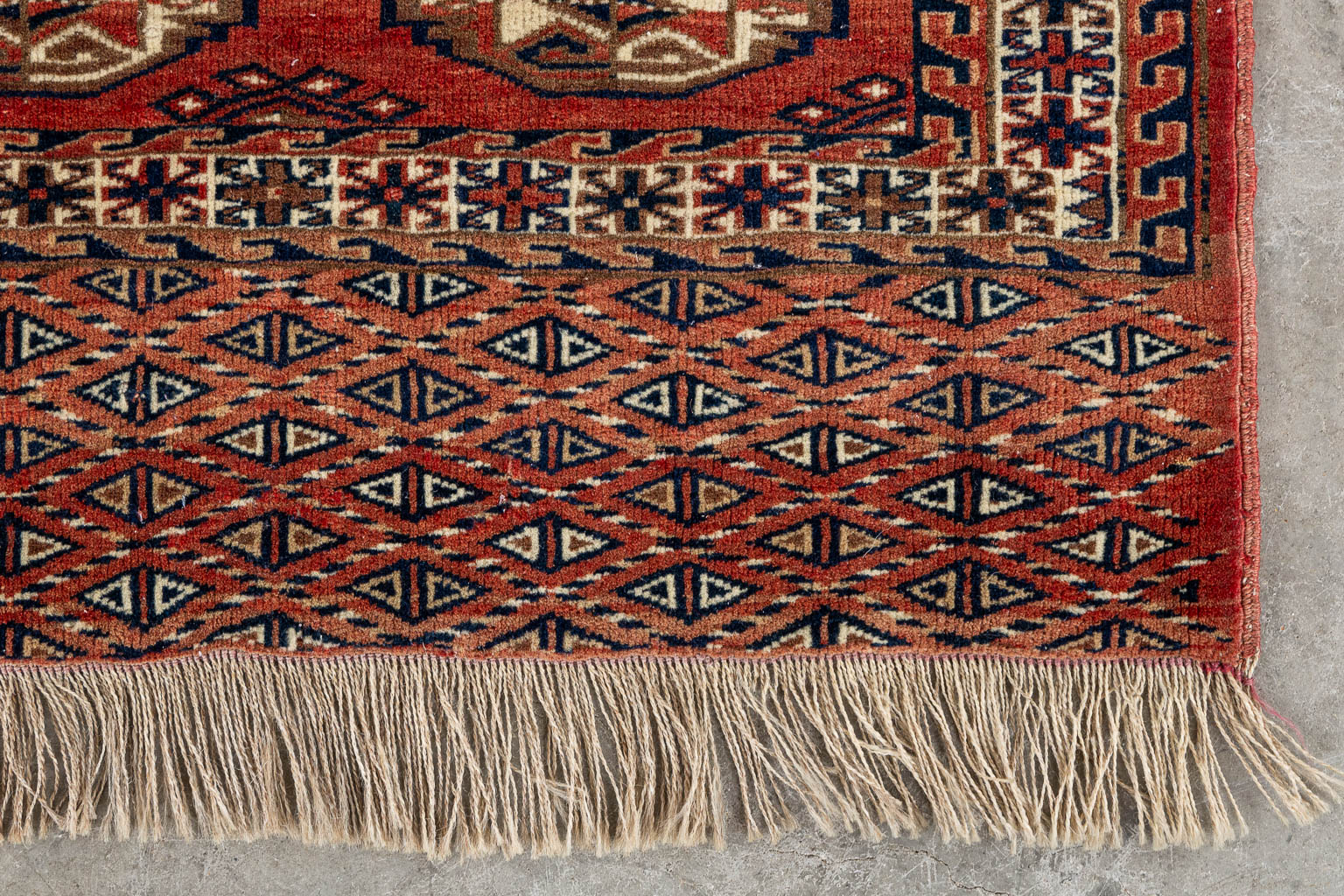 Een Oosters handgeknoopt tapijt, Turkman Yomut. (L:70 x W:117 cm)