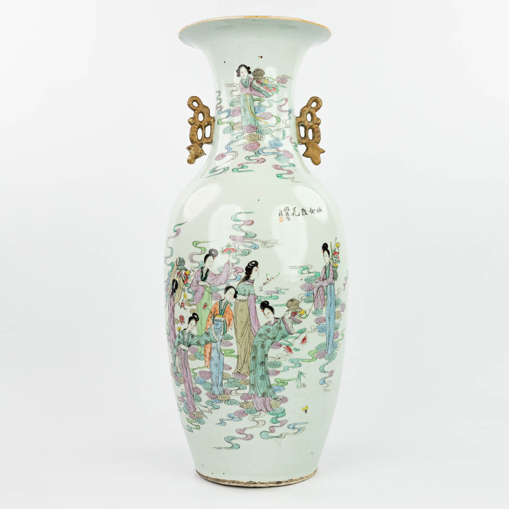 Een Chinese vaas gemaakt uit porselein en versierd met hofdames (H:57cm)