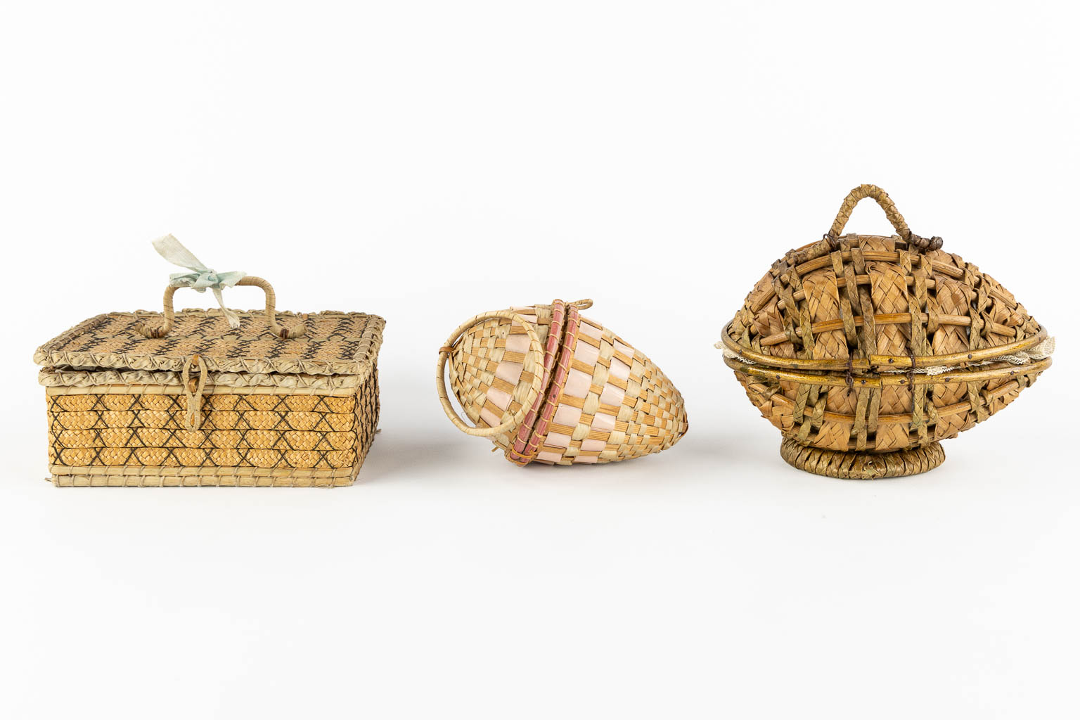 Drie antieke poppen, in een geweven doosje. (L:11,5 x W:17 x H:7 cm)