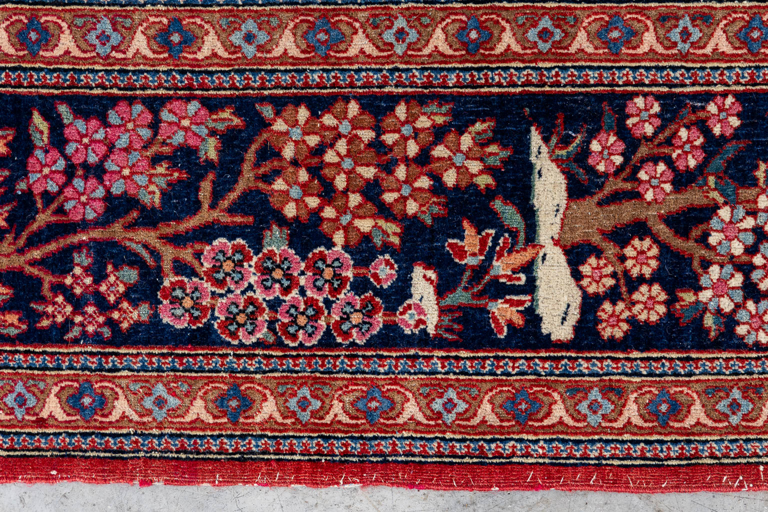 Een fijn Oosters handgeknoopt en antiek tapijt, Isfahan. (L:204 x W:146 cm)