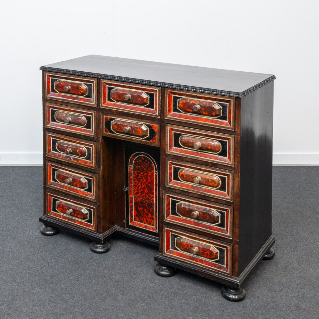 Het Hoogst Bod Kneehole Desk | Flanders Auctions